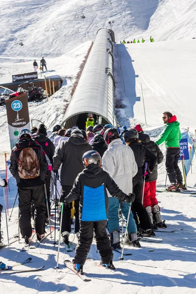 Anonimowi narciarze wspinający się po stoku — Zdjęcie stockowe