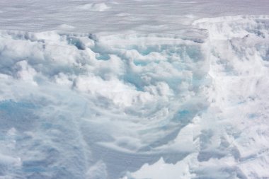 Kayak merkezinde kar yığını