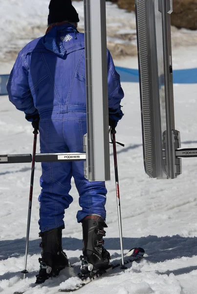 Anonimowy narciarz przechodzący przez bramkę — Zdjęcie stockowe