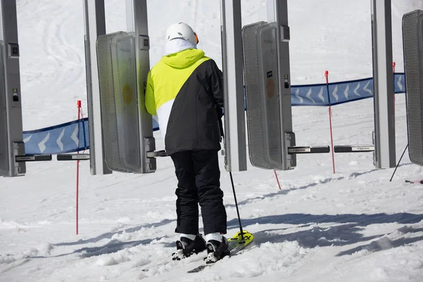 Anonimowy narciarz przechodzący przez bramkę — Zdjęcie stockowe