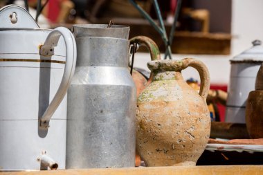 Köy bit pazarında satılık bir grup kırsal eşya.