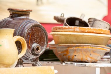 Köy bit pazarında satılık bir grup kırsal eşya.