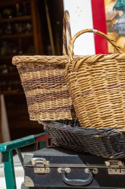 Eski bavulları ve hasır sepeti olan bir grup kırsal eşya.