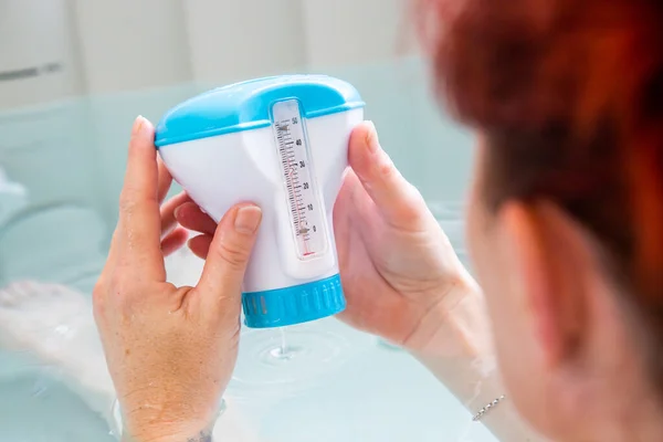 Mujer Pelirroja Baño Hidromasaje Controlando Temperatura Del Agua —  Fotos de Stock