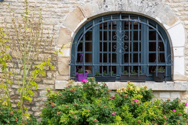 Çoklu Çiçeklerle Dekore Edilmiş Eski Bir Kamu Binasının Eski Penceresine — Stok fotoğraf