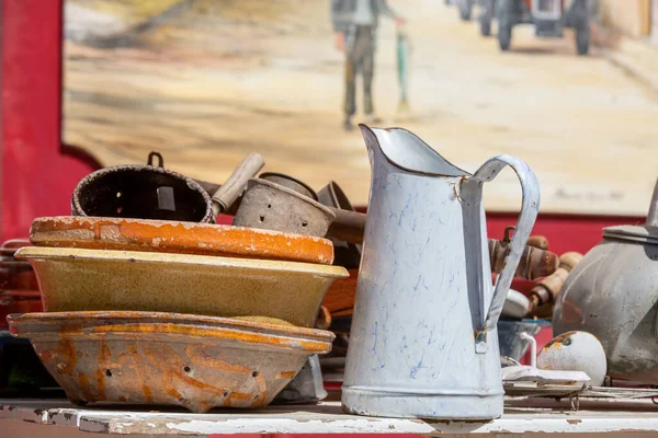 Rustikales Angebot Auf Dem Dorfflohmarkt — Stockfoto