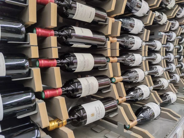 Rochelle Frankreich Oktober 2020 Supermarktregale Gefüllt Mit Vielen Flaschen Und — Stockfoto
