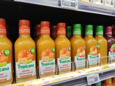 La Rochelle, Fransa - 3 Ekim 2020: Tropicana portakal suyu şişeleri bir Fransız süpermarketinde raflarda. ABD 'de en büyük portakal suyu markası, pazar payının yaklaşık% 65' ine sahip olan Tropicana 'dır.