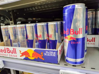 Puilboreau, Fransa - 14 Ekim 2020: Supermarket raflarında satılmak üzere seçilmiş Red Bull Enerji İçeceği Konserveleri sergisi. Red Bull dünyadaki en popüler enerji içeceğidir.