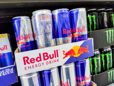 Puilboreau, Fransa - 14 Ekim 2020: Supermarket raflarında satılmak üzere seçilmiş Red Bull Enerji İçeceği Konserveleri sergisi. Red Bull dünyadaki en popüler enerji içeceğidir.