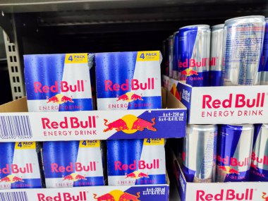 Puilboreau, Fransa - 14 Ekim 2020: Supermarket raflarında satılmak üzere seçilmiş Red Bull Enerji İçeceği Konserveleri sergisi. Red Bull dünyadaki en popüler enerji içeceğidir.