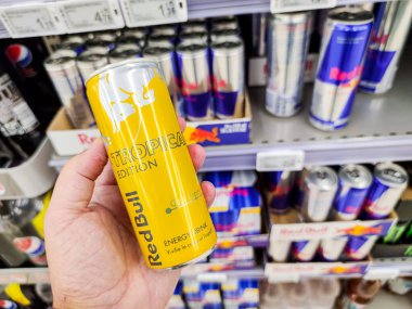 Puilboreau, Fransa - 14 Ekim 2020: Supermarket raflarında satılmak üzere Red Bull Enerji Konserveleri üzerine Seçilmiş Odak. Red Bull dünyadaki en popüler enerji içeceğidir.
