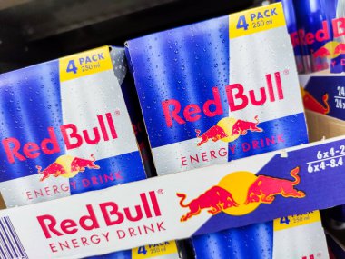 Puilboreau, Fransa - 14 Ekim 2020: Supermarket raflarında satılmak üzere seçilmiş Red Bull Enerji İçeceği Konserveleri sergisi. Red Bull dünyadaki en popüler enerji içeceğidir.