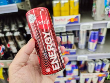Puilboreau, Fransa - 14 Ekim 2020: Süpermarket raflarında satılmak üzere bir kutu Coca Cola Enerji İçeceği 'ni elle satın alan adamın yakın çekimi. Coca Cola Enerji, Coca Cola Company tarafından üretilen yeni enerji içeceğidir.