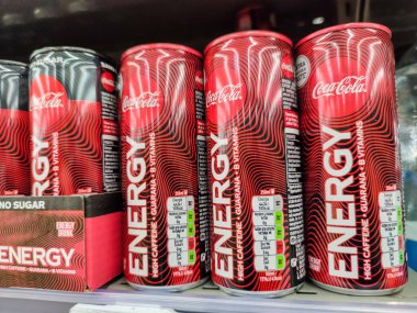 Puilboreau, Fransa - 14 Ekim 2020: Coca Cola Enerji İçeceği üzerine Seçilmiş Odaklanma Süpermarket raflarında satılmak üzere Coca Cola Enerjisi, Coca Cola tarafından üretilen yeni enerji içeceğidir.