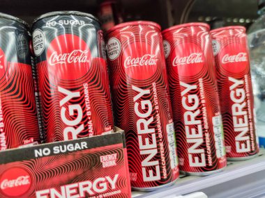 Puilboreau, Fransa - 14 Ekim 2020: Coca Cola Energy İçecek Sırası süpermarket raflarında satılık Coca Cola Enerji, Coca Cola tarafından üretilen yeni enerji içeceğidir.