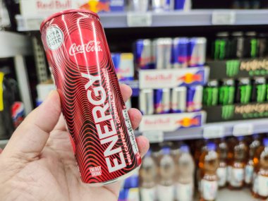 Puilboreau, Fransa - 14 Ekim 2020: Süpermarket raflarında satılmak üzere Cocacola Enerji İçeceği Kutusu 'nu elle satın alma. Coca Cola Enerji, Coca Cola Company tarafından üretilen yeni enerji içeceğidir.