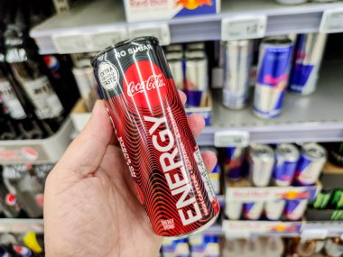 Puilboreau, Fransa - 14 Ekim 2020: Süpermarket raflarında satılık Coca Cola Enerji İçeceği Kutusu 'nu elle satın almak. Coca Cola Enerji, Coca Cola Company tarafından üretilen yeni enerji içeceğidir.