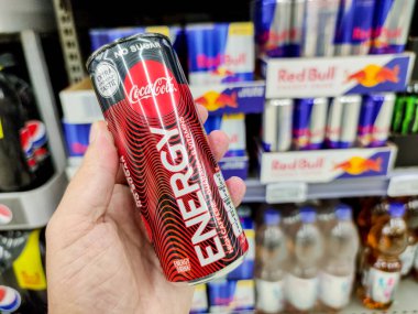 Puilboreau, Fransa - 14 Ekim 2020: Süpermarket raflarında satılık Coca Cola Enerji İçeceği Kutusu 'nu elle satın almak. Coca Cola Enerji, Coca Cola Company tarafından üretilen yeni enerji içeceğidir.