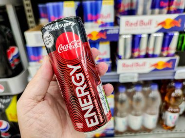 Puilboreau, Fransa - 14 Ekim 2020: Süpermarket raflarında satılık Coca Cola Enerji İçeceği Kutusu 'nu elle satın almak. Coca Cola Enerji, Coca Cola Company tarafından üretilen yeni enerji içeceğidir.