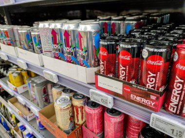 Puilboreau, Fransa - 14 Ekim 2020: Kırmızı boğa, Coca Cola Enerjisi ve daha az bilinen markalar gibi çeşitli enerji içecekleri kutuları süpermarket raflarında satılmak üzere sergilenmeye başlandı