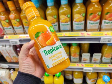 Puilboreau, Fransa - 14 Ekim 2020: Fransız süpermarketinde tropicana queezed clementine meyve suyu satın alan adamın eli