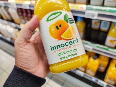 Puilboreau, Fransa - 14 Ekim 2020: Fransız süpermarketinde Innocent marka meşrubat satın alan adamın eli