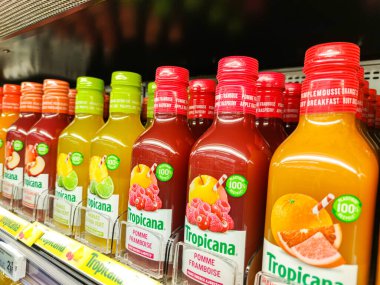 Puilboreau, Fransa - 14 Ekim 2020: Tropicana portakal suyu şişeleri bir Fransız süpermarketinde raflarda. ABD 'de en büyük portakal suyu markası, pazar payının yaklaşık% 65' ine sahip olan Tropicana 'dır.