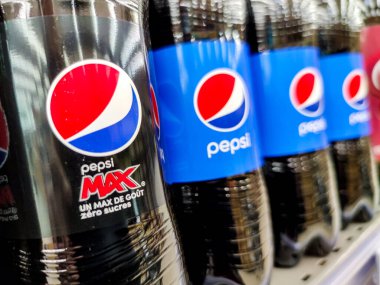 Puilboreau, Fransa - 14 Ekim 2020: PEPSI meşrubat şişesinin süpermarket raflarında satışa sunulması