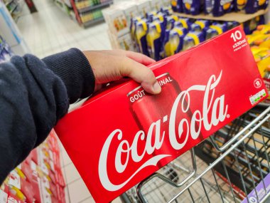 Puilboreau, Fransa - 14 Ekim 2020: Fransız süpermarketinde bir paket Coca Cola satın alma
