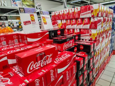 Puilboreau, Fransa - 14 Ekim 2020: Fransa 'da bir süpermarket rafında satışa sunulan Coca Cola kutuları ve bir paket Kronenbourg birası.