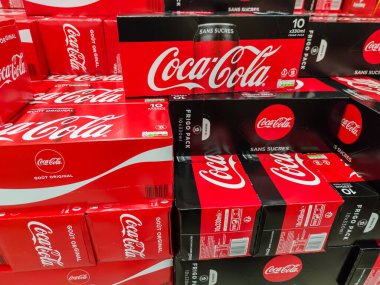 Puilboreau, Fransa - 14 Ekim 2020: Coca Cola marka meşrubat Fransa 'da bir süpermarket rafında satışa sunuldu. Coca Cola ünlü bir meşrubat makinesidir..