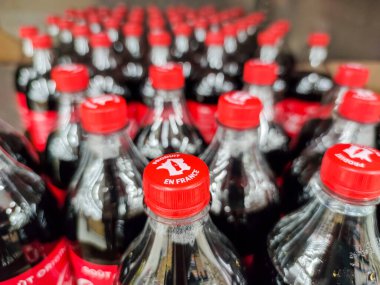 Puilboreau, Fransa - 14 Ekim 2020: Fransız pazarında bir Coca Cola meşrubat şişesi koleksiyonuna odaklan