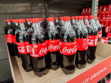 Puilboreau, Fransa - 14 Ekim 2020: Fransız pazarında bir Coca Cola meşrubat şişesi koleksiyonuna odaklan