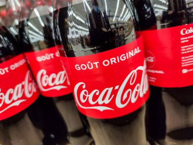 Puilboreau, Fransa - 14 Ekim 2020: Fransız pazarında bir Coca Cola meşrubat şişesi koleksiyonuna odaklan
