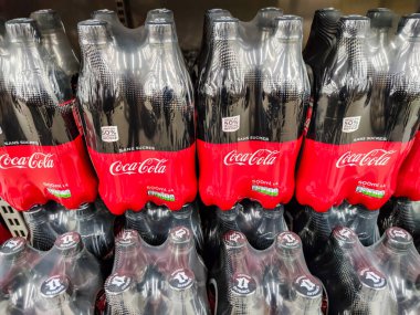 Puilboreau, Fransa - 14 Ekim 2020: Coca Cola marka meşrubat Fransa 'da bir süpermarket rafında satışa sunuldu. Coca Cola ünlü bir meşrubat makinesidir..