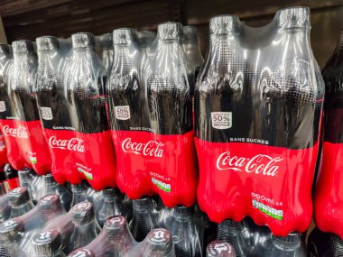 Puilboreau, Fransa - 14 Ekim 2020: Coca Cola marka meşrubat Fransa 'da bir süpermarket rafında satışa sunuldu. Coca Cola ünlü bir meşrubat makinesidir..