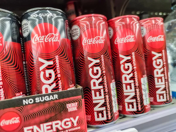 Puilboreau, Fransa - 14 Ekim 2020: Coca Cola Energy İçecek Sırası süpermarket raflarında satılık Coca Cola Enerji, Coca Cola tarafından üretilen yeni enerji içeceğidir.