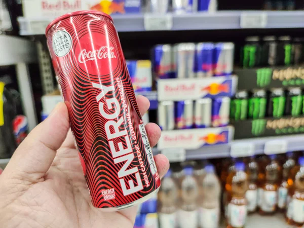 Puilboreau, Fransa - 14 Ekim 2020: Süpermarket raflarında satılmak üzere Cocacola Enerji İçeceği Kutusu 'nu elle satın alma. Coca Cola Enerji, Coca Cola Company tarafından üretilen yeni enerji içeceğidir.