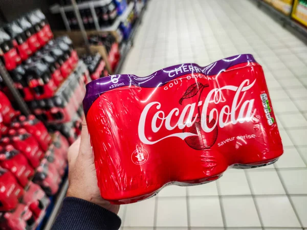 2020年10月14日フランス プイルボロー市 フランス市場でコカ コーラのチェリー缶を購入する男の閉鎖 — ストック写真