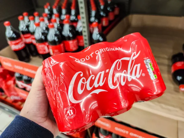 2020年10月14日 フランスのスーパーで男の手によるコカ コーラソフトドリンクパックの購入を終了 — ストック写真