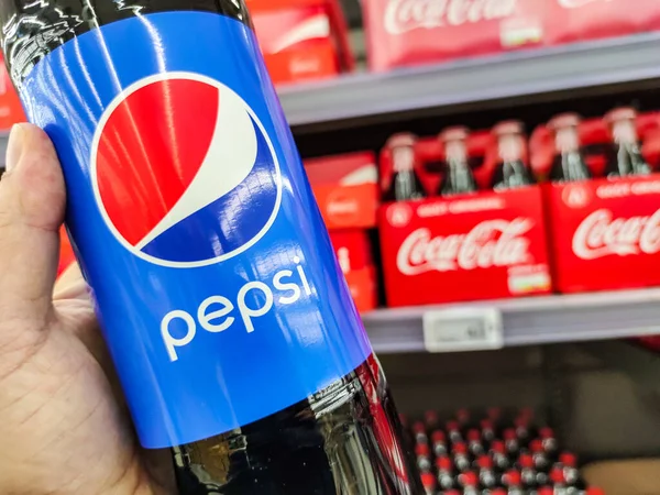 2020年10月14日 男の手の閉鎖背景にコカ コーラのボトルとスーパーマーケットでペプシコーラソフトドリンクを購入 — ストック写真