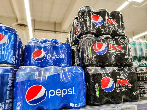 2020年10月14日フランス プイルボロー市 Pepsiソフトドリンクスーパーマーケットの棚に オリジナル缶と最大缶をセレクトして展示 ペプシはペプシコが製造する炭酸飲料です — ストック写真