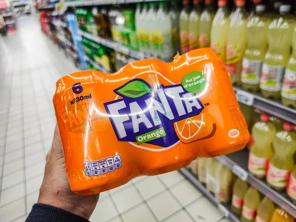 Puilboreau Fransa Ekim 2020 Süpermarketin Rafından Fanta Kutularını Satın Alan — Stok fotoğraf