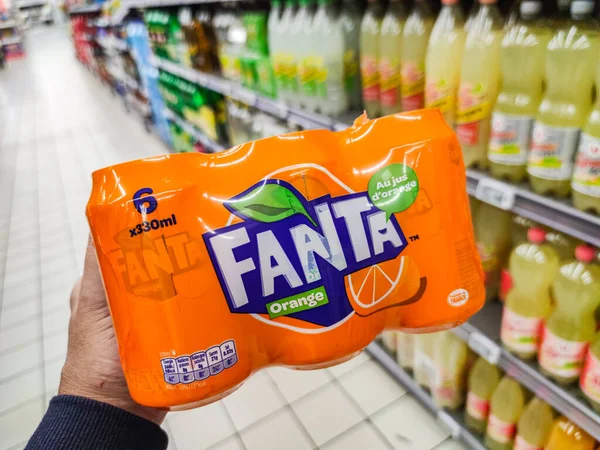 Puilboreau Γαλλία Οκτωβρίου 2020 Closeup Man Hand Buying Fanta Cans — Φωτογραφία Αρχείου