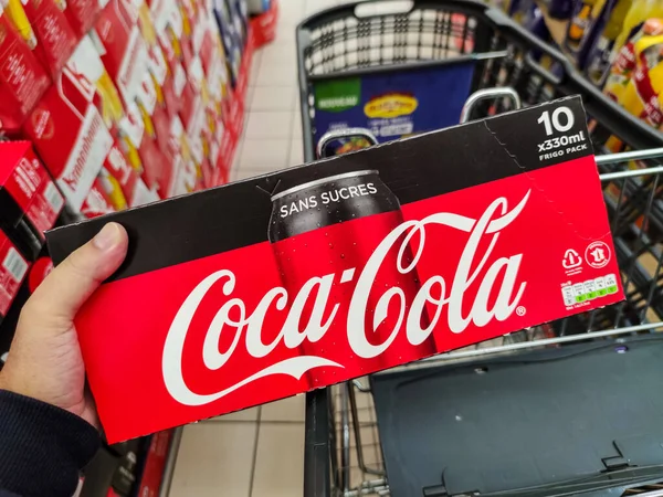 2020年10月14日 フランスのスーパーでコカ コーラソフトドリンクを購入する男の閉鎖 — ストック写真