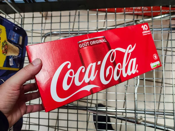 法国Puilboreau 2020年10月14日 禁止男子用手购买可口可乐软饮料 并将一包可乐放进超市购物车 — 图库照片