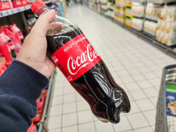 2020年10月14日 フランスのスーパーでコカ コーラソフトドリンクを購入する男の閉鎖 — ストック写真