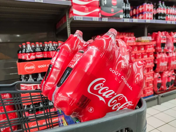 Puilboreau France October 2020 Pack Coca Cola Deposited Supermarket Cart — стоковое фото