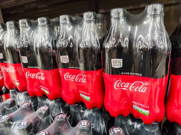 2020年10月14日 フランスのスーパーマーケットで販売されるコカ コーラブランドのソフトドリンク コーラは有名なソフトドリンクメーカーです — ストック写真